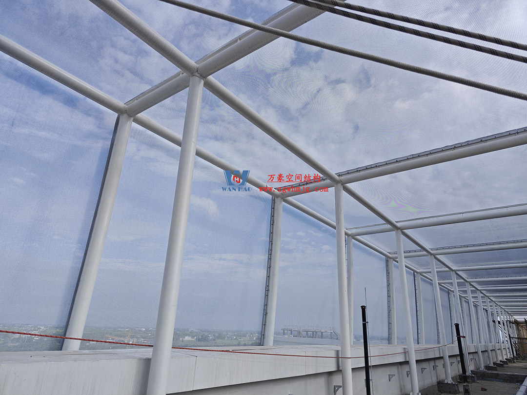 聚焦工程高質(zhì)量建設(shè)，這個網(wǎng)格織物幕墻正在施工安裝中