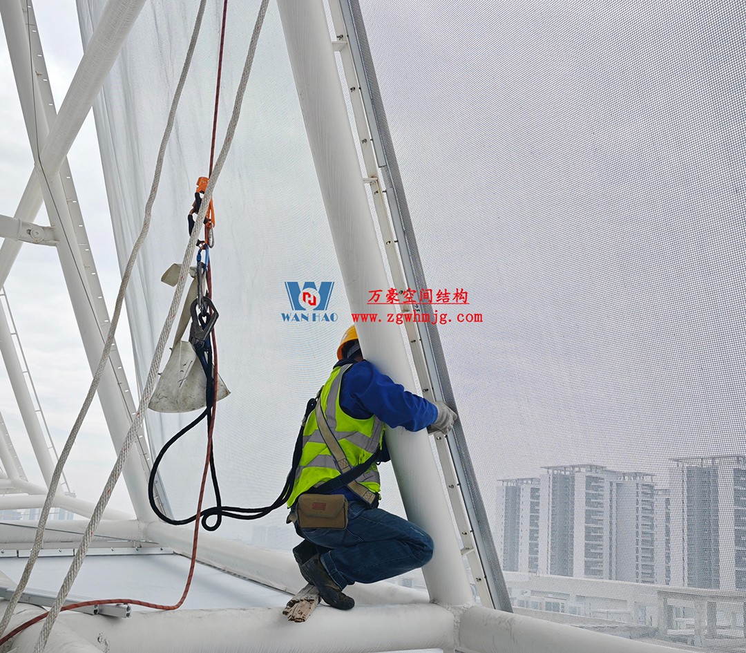 聚焦工程高質(zhì)量建設(shè)，這個網(wǎng)格織物幕墻正在施工安裝中