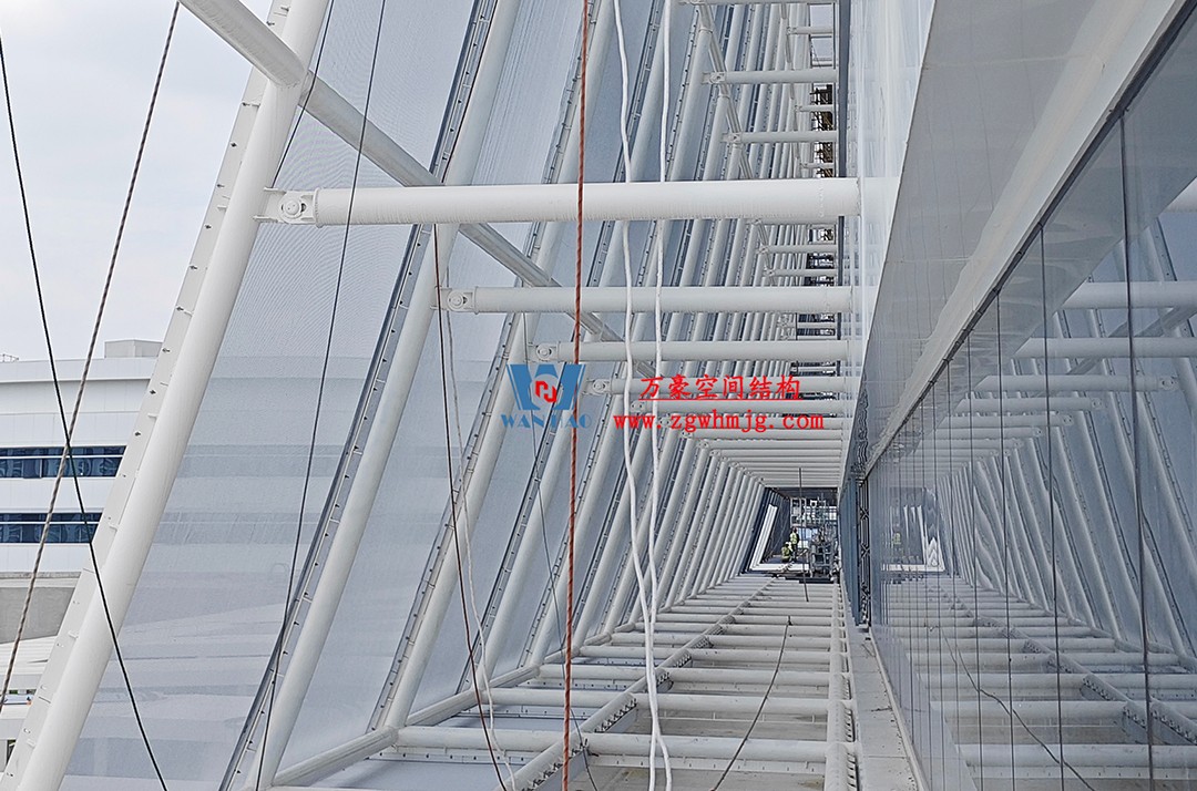 聚焦工程高質(zhì)量建設(shè)，這個網(wǎng)格織物幕墻正在施工安裝中