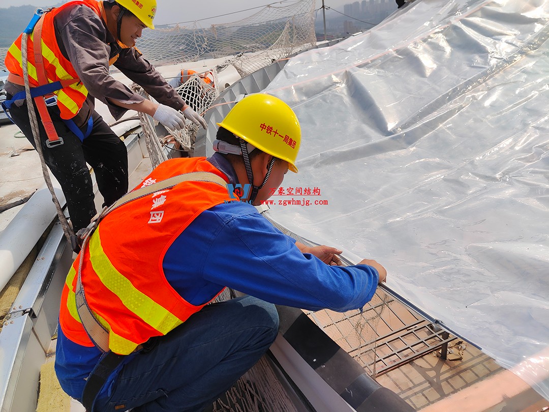 提檔提速，ETFE氣枕膜結(jié)構(gòu)天窗正在火熱施工安裝中