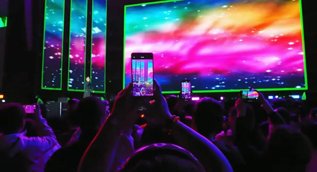 平陽體育中心群星演唱會！超萬人圍觀，現(xiàn)場火爆High唱！