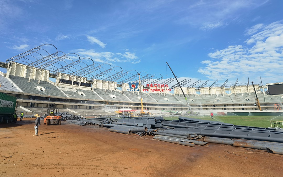 肯尼亞(非洲杯)足球體育場PTFE鋼膜結(jié)構(gòu)屋面火熱施工中 肯尼亞(非洲杯)足球體育場PTFE鋼膜結(jié)構(gòu)屋面火熱施工中