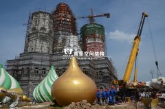 橫店影視城俄羅斯館頂部吊裝開(kāi)始