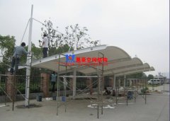 膜結(jié)構(gòu)車棚布怎么施工安裝？膜結(jié)構(gòu)車棚布安裝注意事項