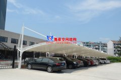 私家車(chē)膜結(jié)構(gòu)停車(chē)棚造價(jià)多少？轎車(chē)膜結(jié)構(gòu)車(chē)棚一平方價(jià)格最新報(bào)價(jià)