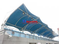 張拉膜看臺有什么哪些優(yōu)點？張拉膜看臺施工時有哪些注意事項？