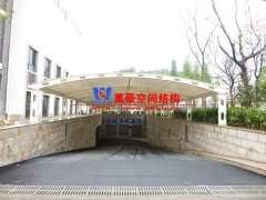 地下車庫雨棚什么材料好？膜結(jié)構(gòu)為什么是地下車庫雨棚材料的優(yōu)先選擇？