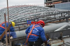 鋼膜結構工程高空作業(yè)需要注意哪些事項？如何確保安全？