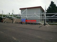 慈溪自來(lái)水廠鋼膜結(jié)構(gòu)車棚工程施工中