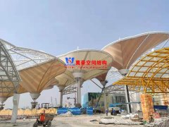 聊城歡樂小鎮(zhèn)七彩云朵項目膜結構安裝中