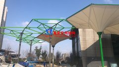 五鄉(xiāng)地鐵站傘狀PTFE膜結構工程鋼結構施工中