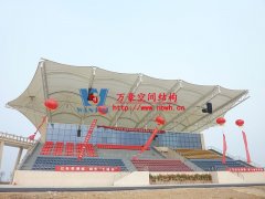 什么是膜結(jié)構(gòu)體育看臺？膜結(jié)構(gòu)體育看臺性能特點及應(yīng)用領(lǐng)域是什么？