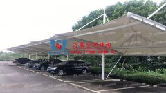 膜結(jié)構(gòu)的車棚有什么特點(diǎn)？為什么膜結(jié)構(gòu)的車棚如此受歡迎？